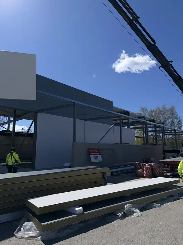 Sandwich panels and lifting equipment at the start of wall installation