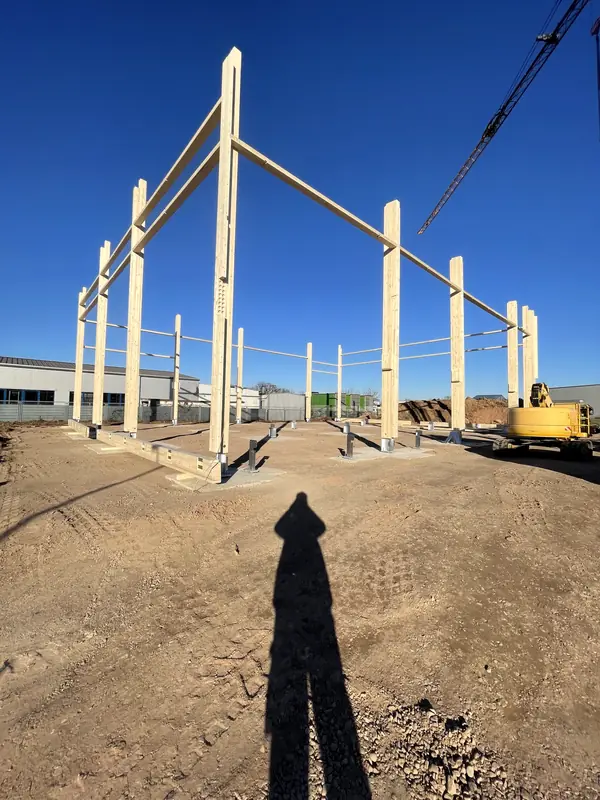 First structural columns installed for the Saarwellingen commercial building