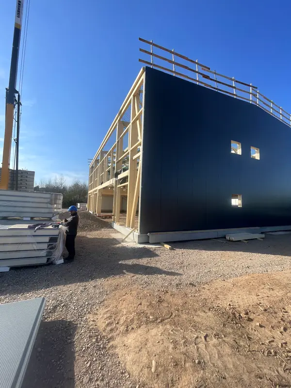 Side elevation progressing with installed sandwich panels