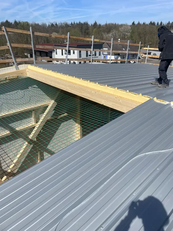 Roof-deck build-up and edge detailing during installation