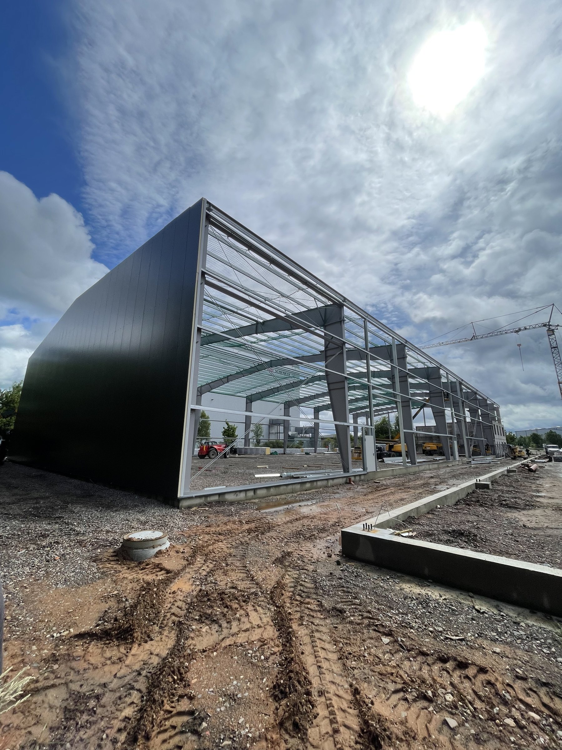Steel frame structure under installation in Saarwellingen
