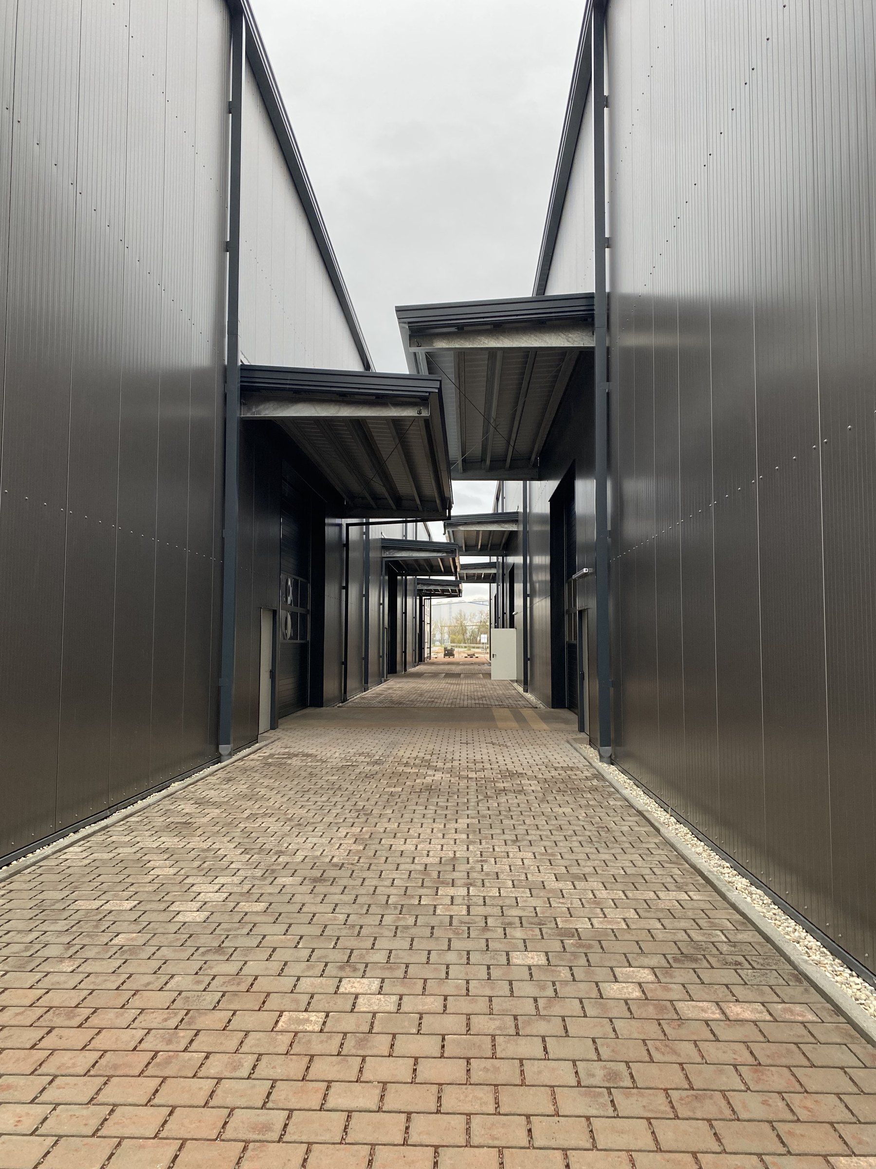 Finished passage between two industrial warehouse buildings in Saarwellingen